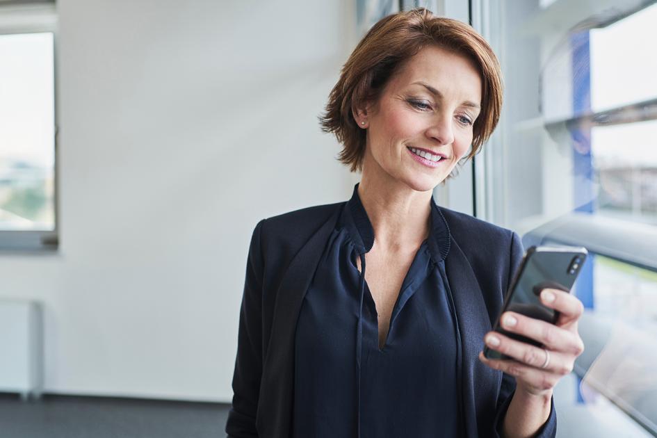 Kobieta korzystająca z aplikacji mojeIKP