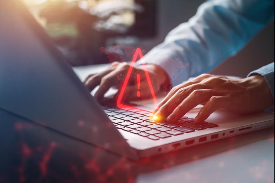 ręce położone na klawiaturze laptopa