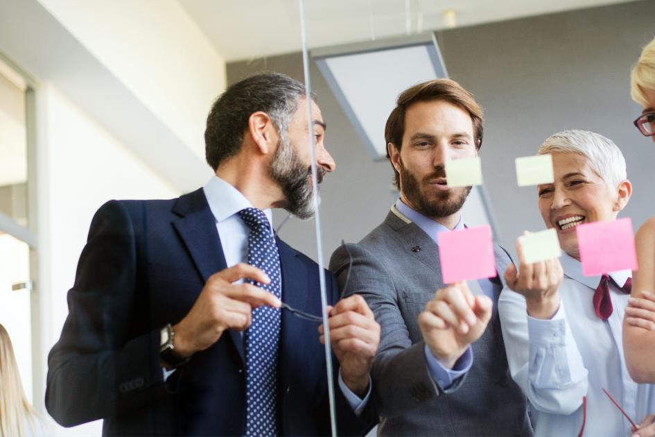 Grupa współpracujących ludzi.