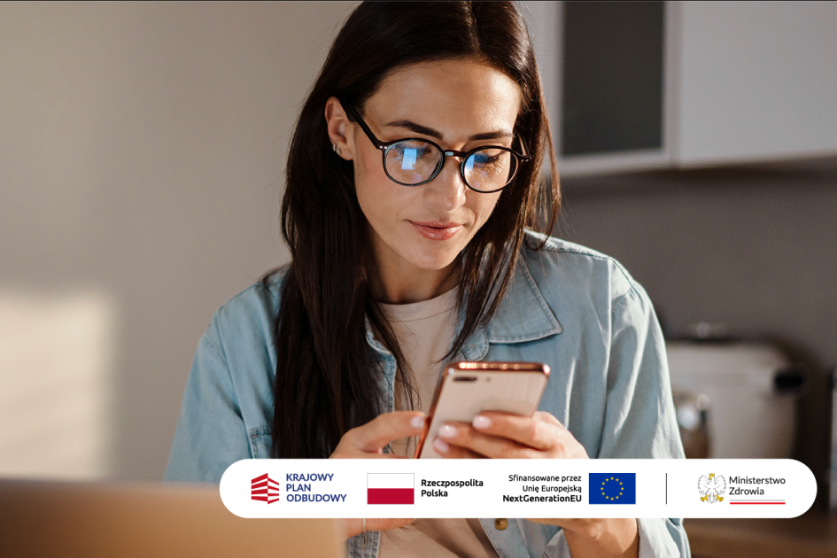 kobieta korzysta z aplikacji mojeIKP
