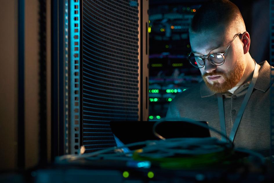 mężczyzna patrzący na monitor komputera