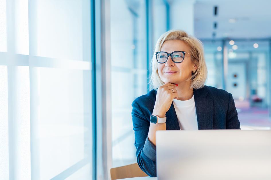 Kobieta korzystająca z Internetowego Konta Pacjenta