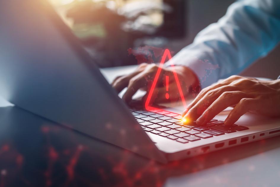 ręce położone na klawiaturze laptopa