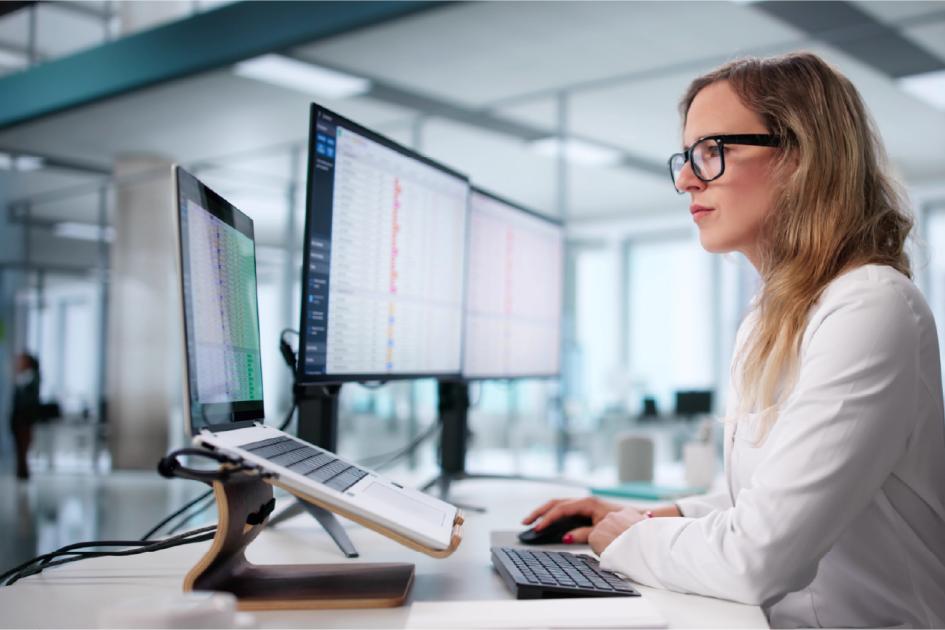 kobieta przed komputerem