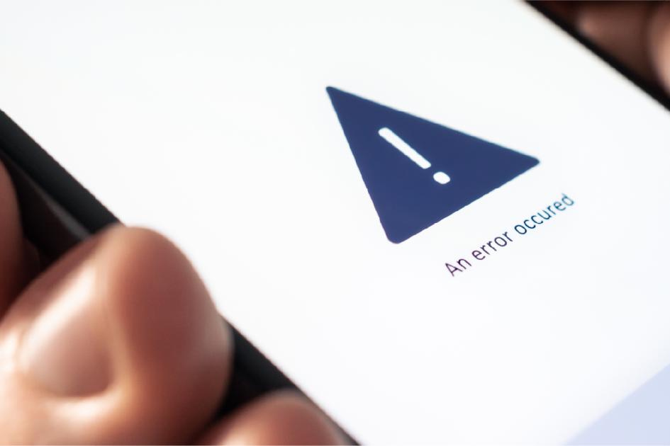 ręka trzyma smartfon, na którym jest wyświetlony komunikat o braku sieci