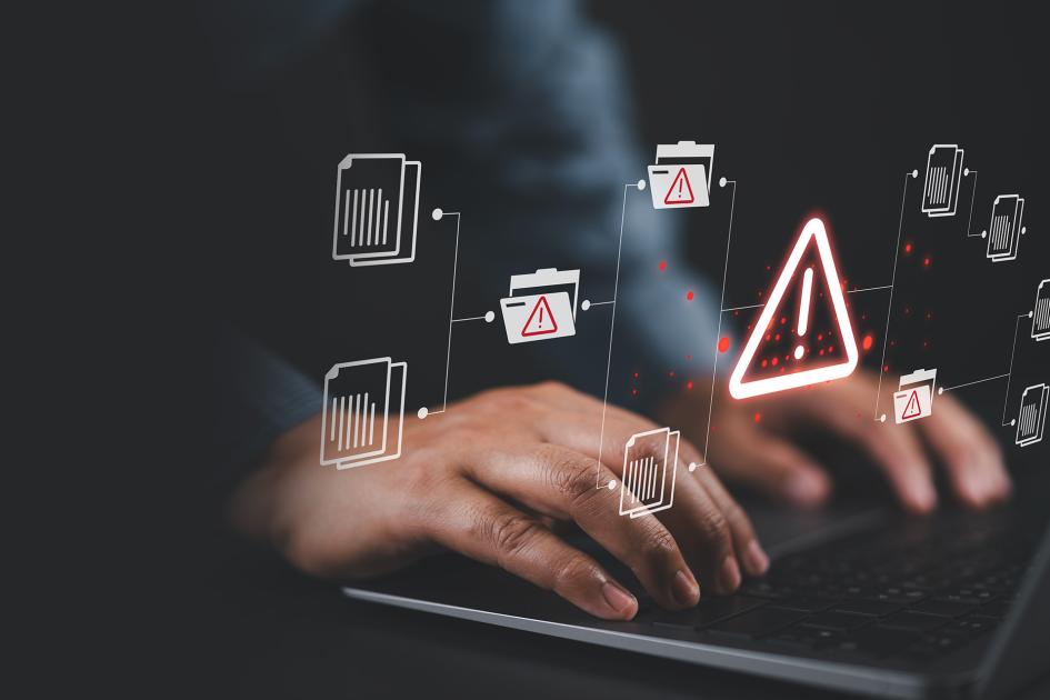 ręce położone na klawiaturze laptopa