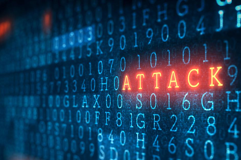 czerwony neonowy napis attack na ekranie wyświetlającym  niebieskie różne litery i cyfry 