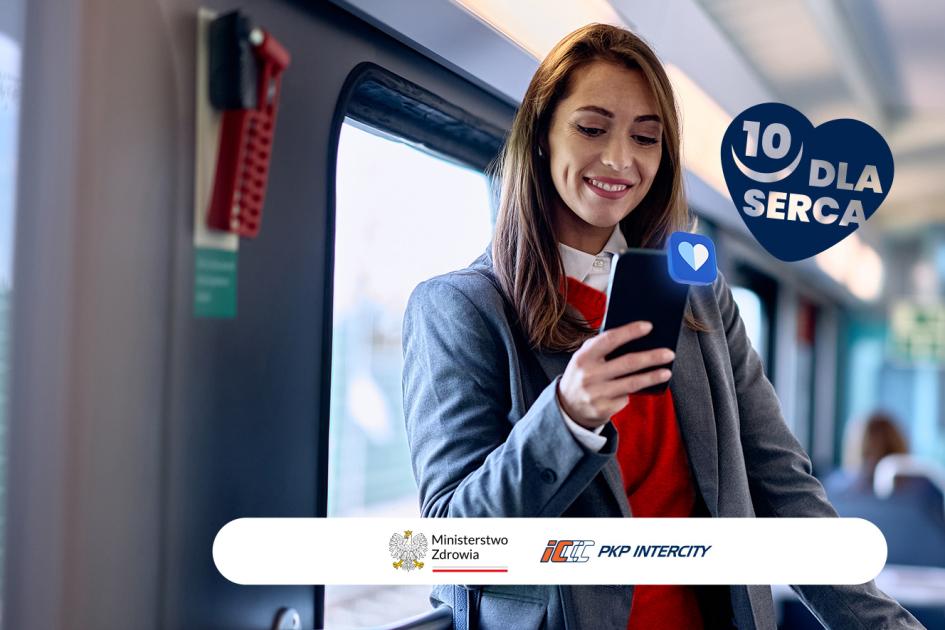 Dziewczyna ze smartfonem w rękach 