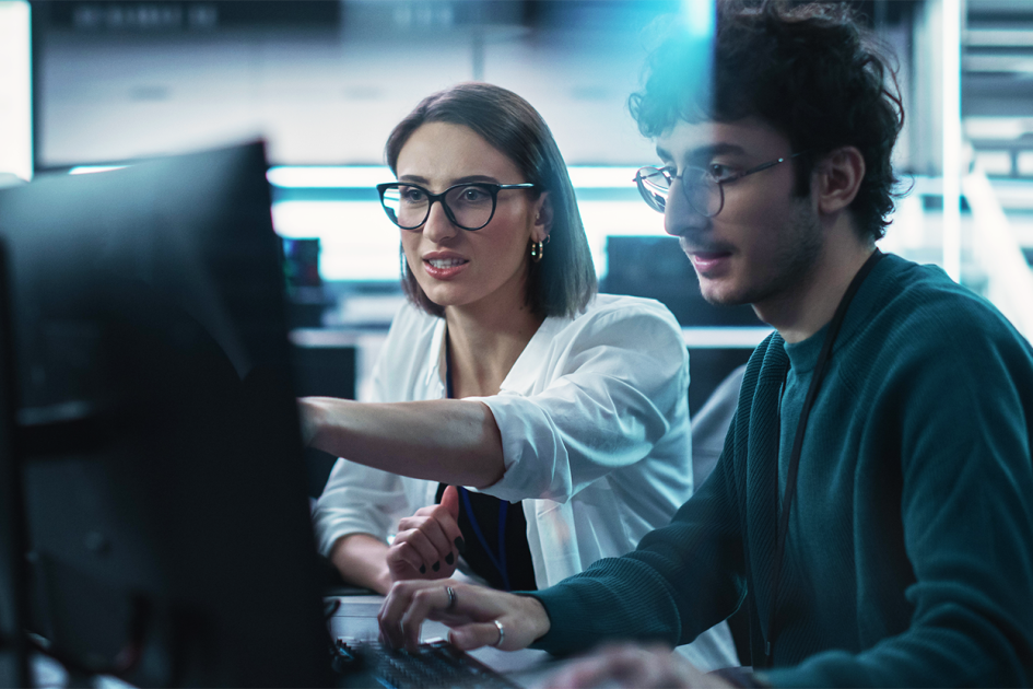 kobieta i mężczyzna pokazują sobie na monitor