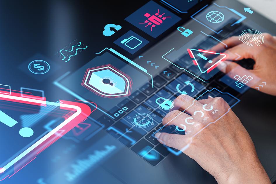 ręce na klawiaturze i czerwono niebieski trójkąt z wykrzyknikiem w środku