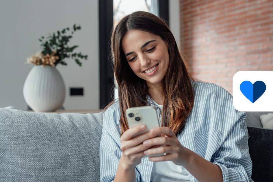 kobieta patrzy na ekran smartfona