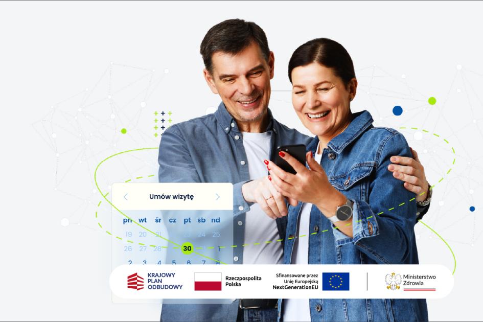 centralna e-rejestracja uśmiechająca się para ze smartfonem