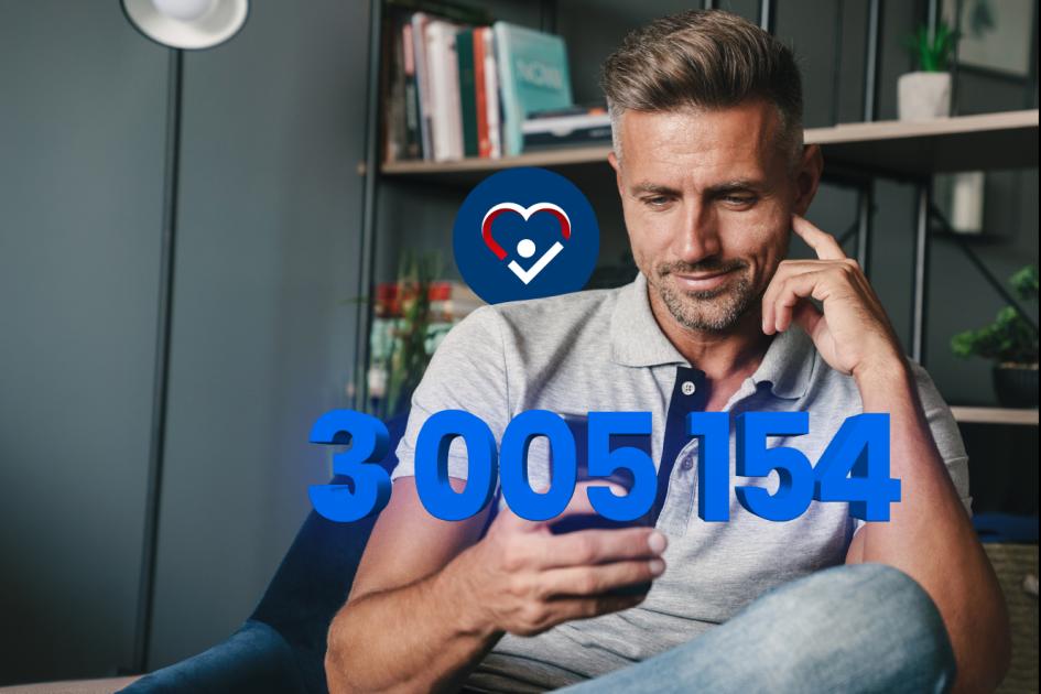 mężczyzna patrzy na ekran smartfona