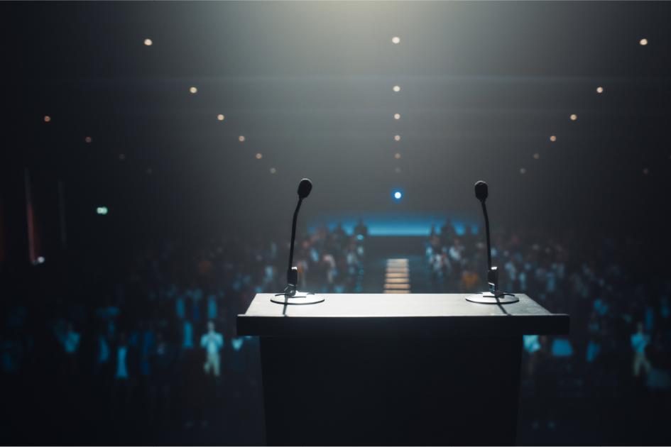 mównica i mikrofony