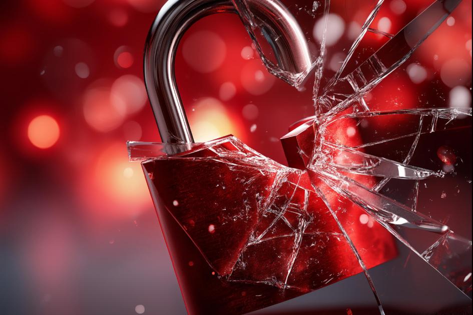 rozbita kłódka oświetlona na czerwono
