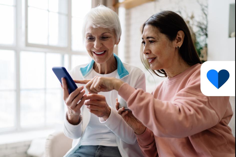 kobiety patrzące na ekran smartfona