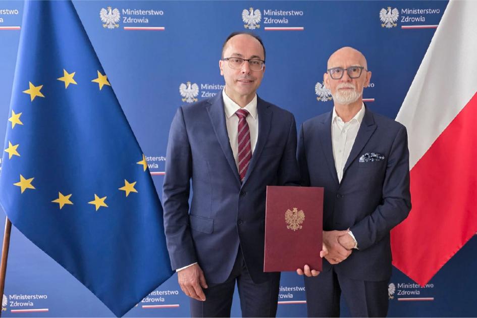 Jarosław Sot i Tomasz Maciejewski na tle flag polskiej i unijnej