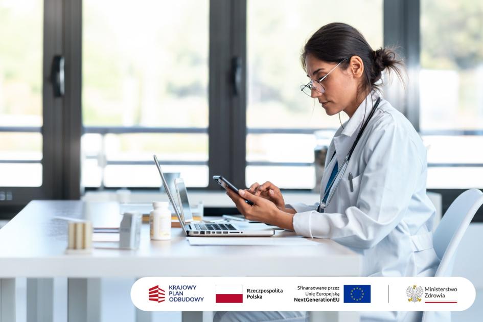 lekarka z laptopem i smartfonem