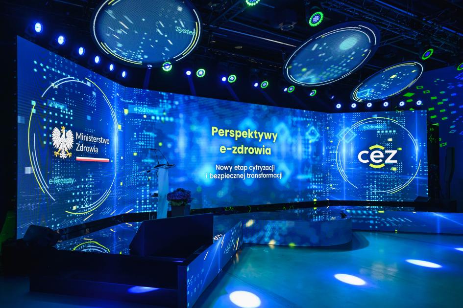 scena i ścianka led z napisem perspektywy e-zdrowia, logo Ministerstwo Zdrowia i CeZ