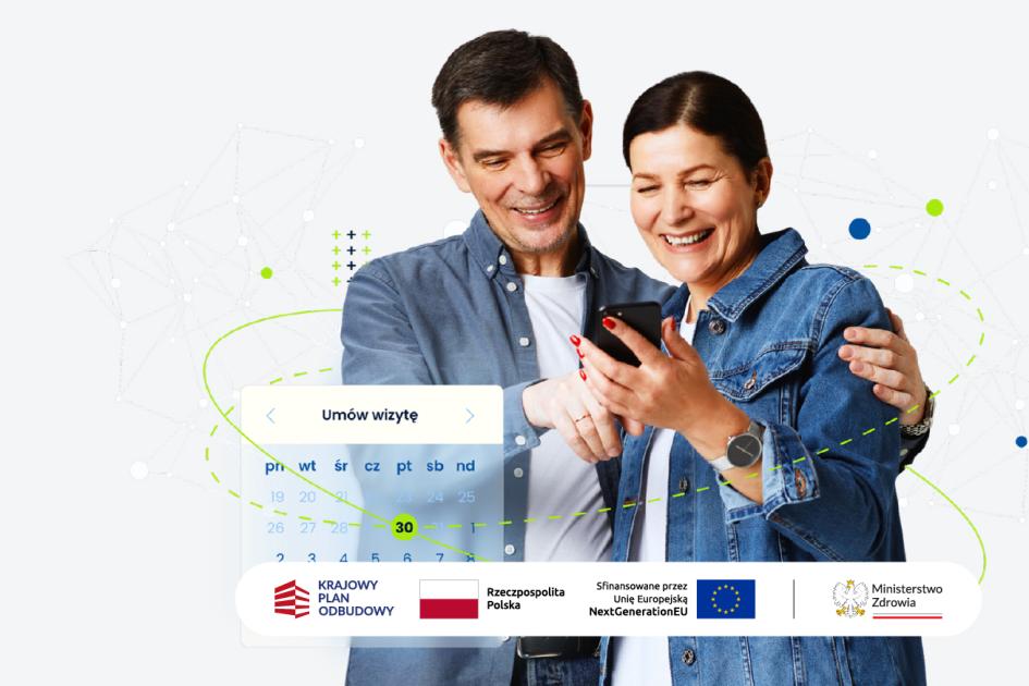 centralna e-rejestracja uśmiechająca się para ze smartfonem