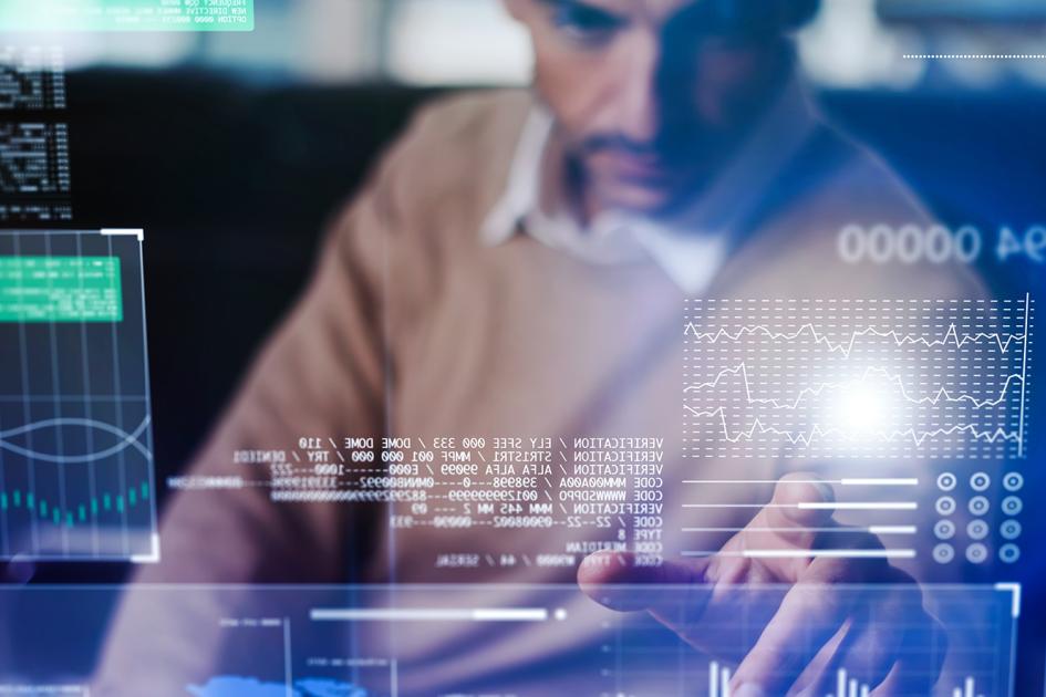 specjalista IT przed ekranem