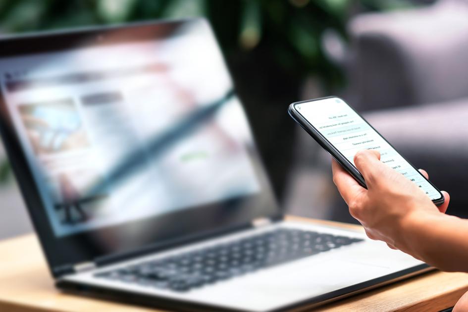 Dłoń trzymająca telefon 