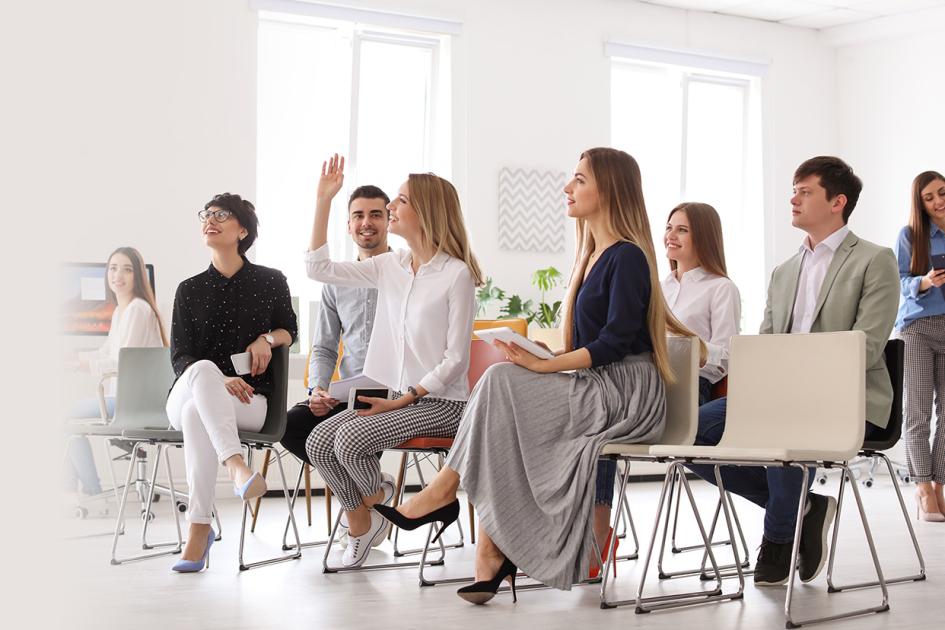 Grupa osób siedząca na krzesłach 