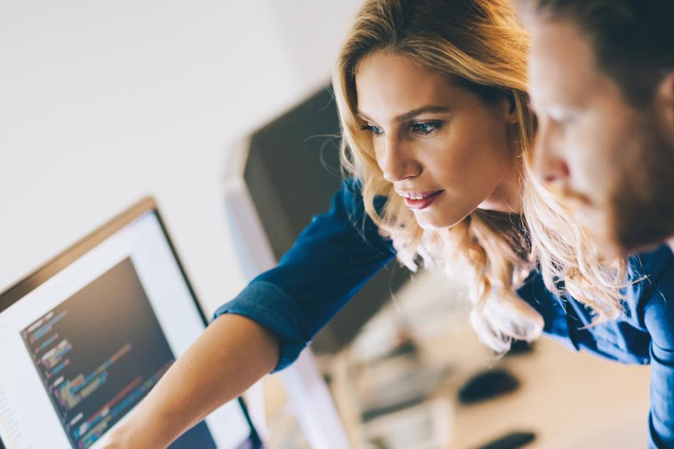 Pracownik przy komputerze