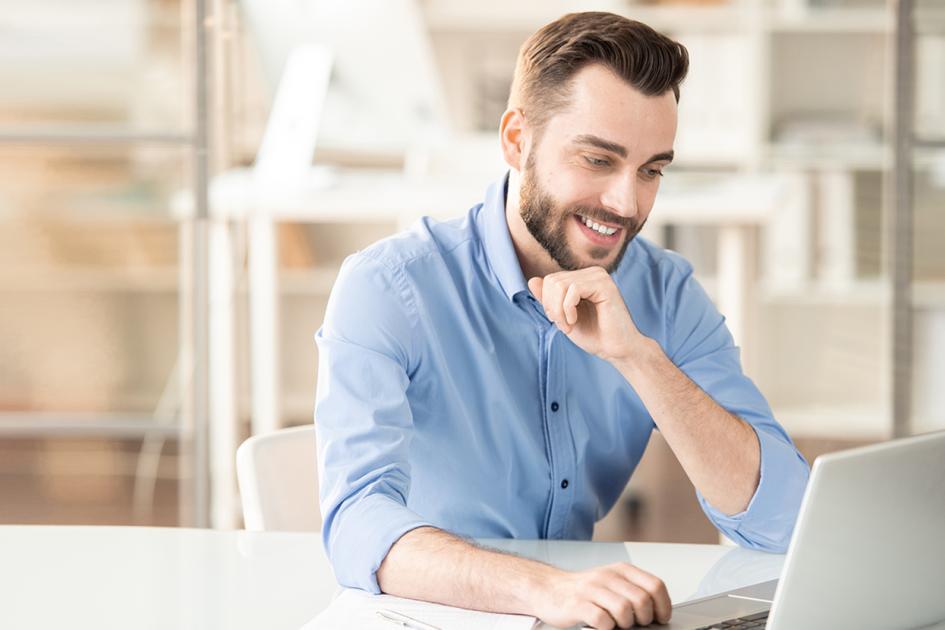 mężczyzna pracujący na komputerze