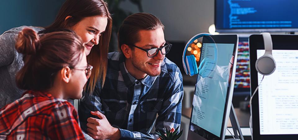 zdjęcie przedstawiające pracowników przy pracy nad projektem