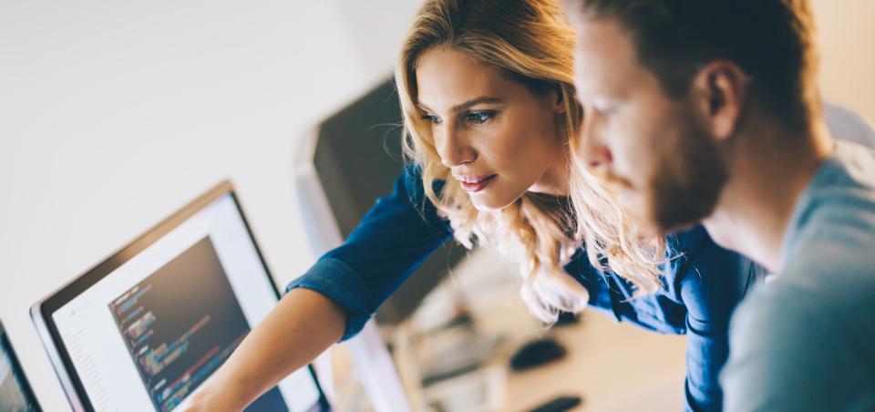 dwójka pracowników omawiająca temat 